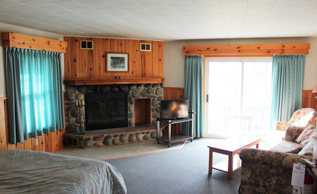 Image of FLASH SALE! Romantic Spring Muskoka Getaway for Two by the Water in Penn Lake 