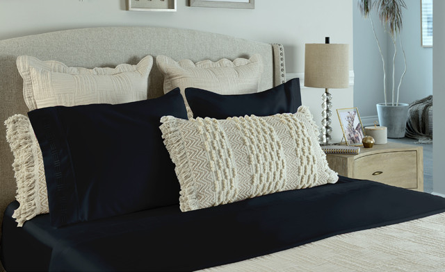 Image of $19 for a 4 Piece 1500 Thread Count Bed Sheet Set with Embroidery in Twin, Double, Queen or King Sizes (a $139 Value)