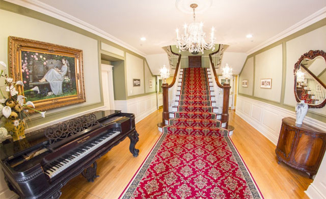 Image of Dreamy Niagara-on-the-Lake Estate Stay with Breakfast, Wine & More!