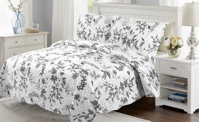 Image of Up to 71% off an Elegant Pinsonic Printed Reversible Quilt Set