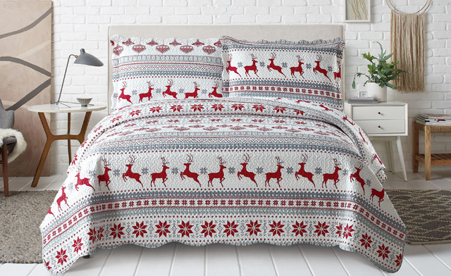 Up to 76% off Pinsonic 3-Piece Quilt Sets Featuring 3 Unique Christmas Designs