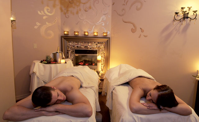 Image of LAST CHANCE! One-Night Stay & Play Waterpark Getaway in Niagara Falls