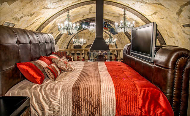 Image of Luxurious Castle & Suite Stay in Old Montreal